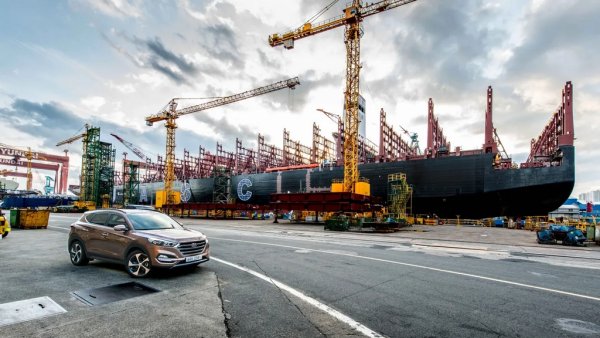 Някогашният гигантски конгломерат отдавна е разделен на отделни компании, така че тази, която произвежда Ioniq 5 N, не е същата като онази, която прави корабитеи, доставящи Ioniq 5 N до България. Но няма да издребняваме - корабостроителницата носи същото име, и произвежда товарни кораби с размер до 334 метра дължина, и с двигател със 109,000 конски сили. 
